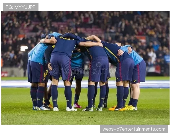 欧战归来，里昂全队抵达里尔，备战周末联赛关键战役